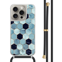 Casimoda iPhone 15 Pro hoesje met zwart koord - Blue cubes