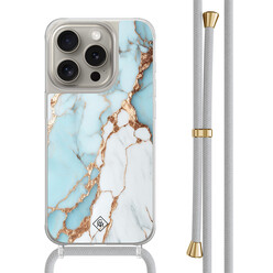 Casimoda iPhone 15 Pro hoesje met grijs koord - Marmer lichtblauw