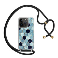 Casimoda iPhone 14 Pro hoesje met zwart koord - Blue cubes