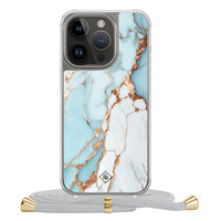 Casimoda iPhone 13 Pro hoesje met grijs koord - Marmer lichtblauw
