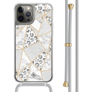 Casimoda iPhone 12 (Pro) hoesje met grijs koord - Stone & leopard