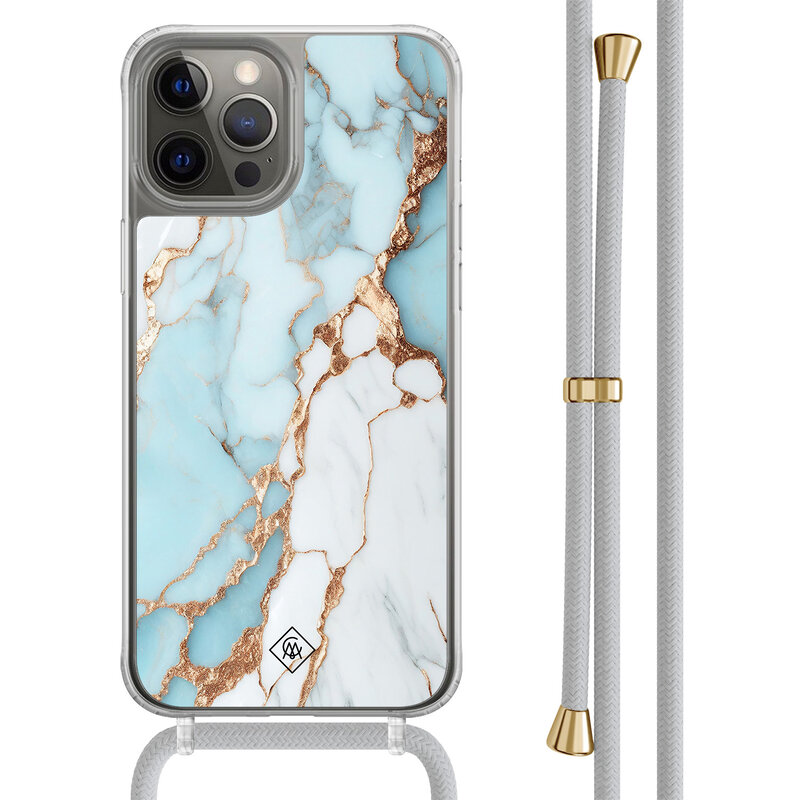 Casimoda iPhone 12 (Pro) hoesje met grijs koord - Marmer lichtblauw