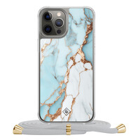 Casimoda iPhone 12 (Pro) hoesje met grijs koord - Marmer lichtblauw