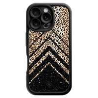 Casimoda iPhone 16 Pro zwarte case - Chevron luipaard