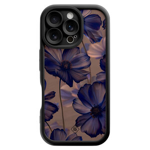 Casimoda iPhone 16 Pro zwarte case - Twilight petals
