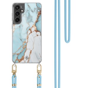 Casimoda Samsung Galaxy S24 FE hoesje met blauw koord - Marmer lichtblauw