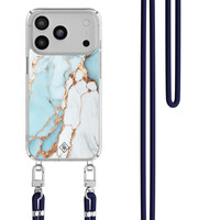 Casimoda iPhone 17 Pro hoesje met donkerblauw koord - Marmer lichtblauw