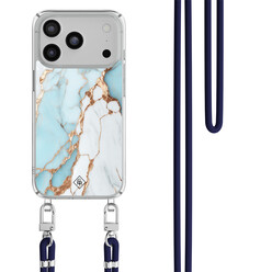 Casimoda iPhone 17 Pro hoesje met donkerblauw koord - Marmer lichtblauw