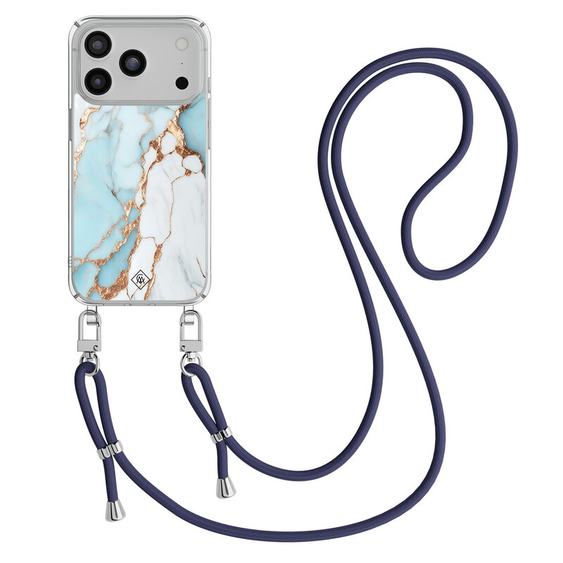 Casimoda iPhone 17 Pro hoesje met donkerblauw koord - Marmer lichtblauw