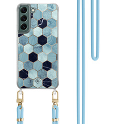 Casimoda Samsung Galaxy S22 Plus hoesje met blauw koord - Blue cubes