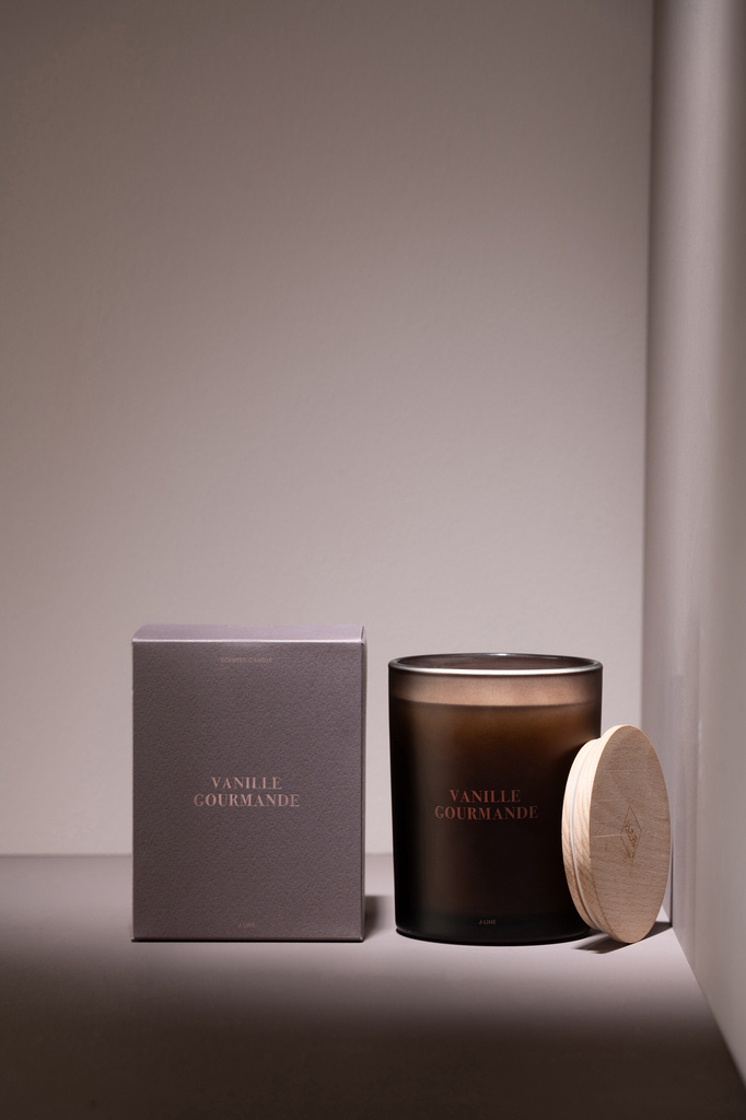 J-LINE SCENTED CANDLE ACCORDS ESSENTIELS VANILLE GOURMANDE BRUIN 52H