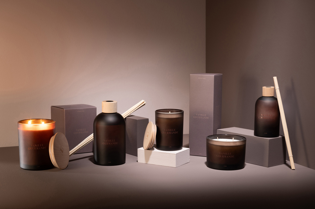J-LINE SCENTED CANDLE ACCORDS ESSENTIELS VANILLE GOURMANDE BRUIN 52H