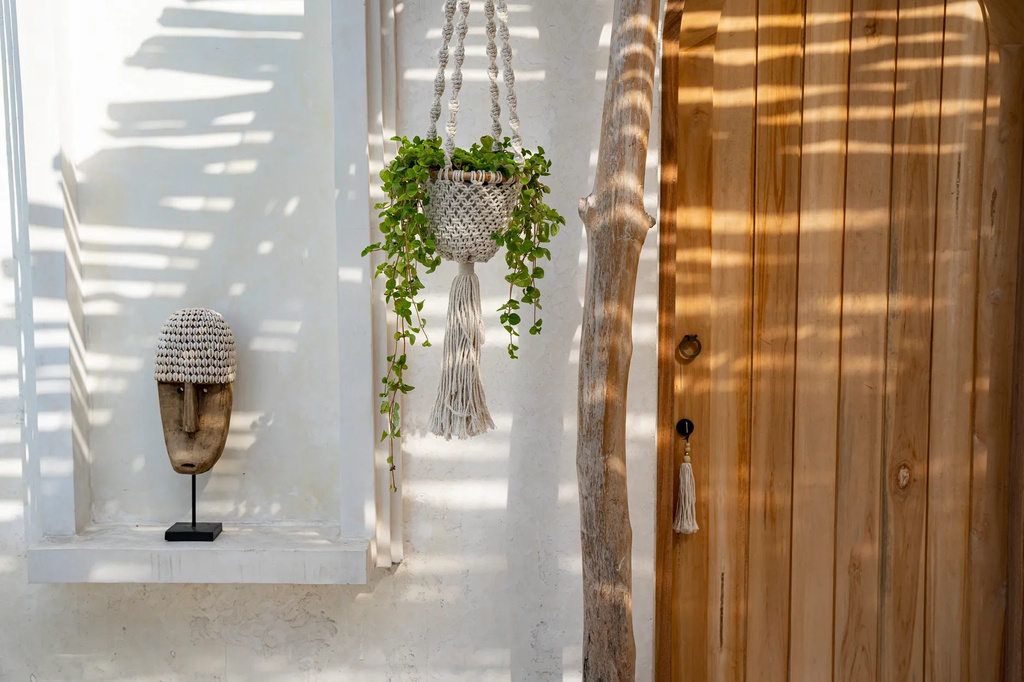 BAZAR BIZAR THE COWRIE MASK ON STAND MEDIUM