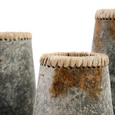 BAZAR BIZAR THE SNEAKY VASE – TERRACOTTA/RAFFIA ANTIEK GRIJS M (26 CM)