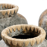 BAZAR BIZAR THE STYLY VASE – TERRACOTTA/RAFFIA ANTIEK GRIJS L (27×33 CM)