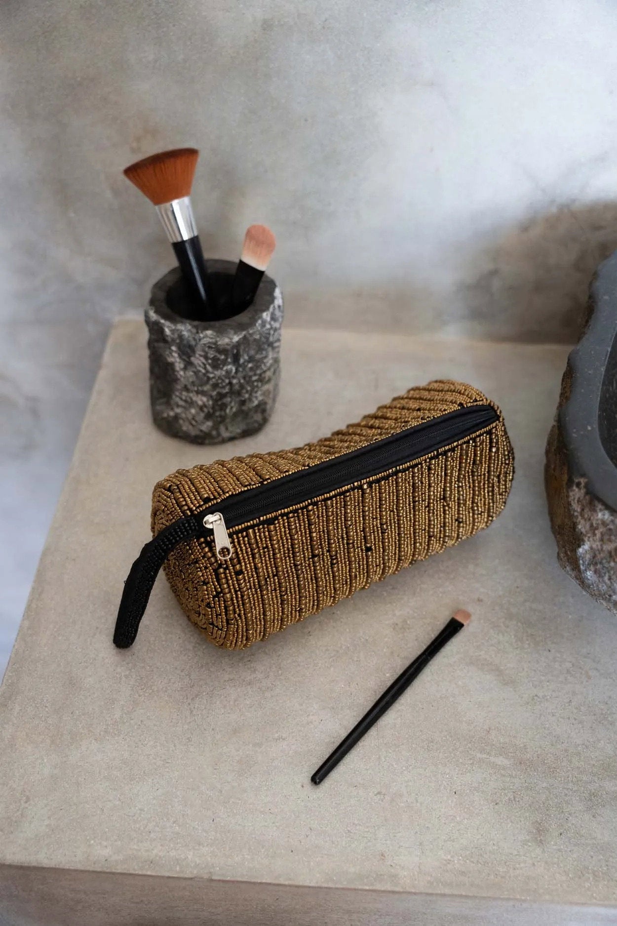 BAZAR BIZAR THE PENCIL CASE – GOUD