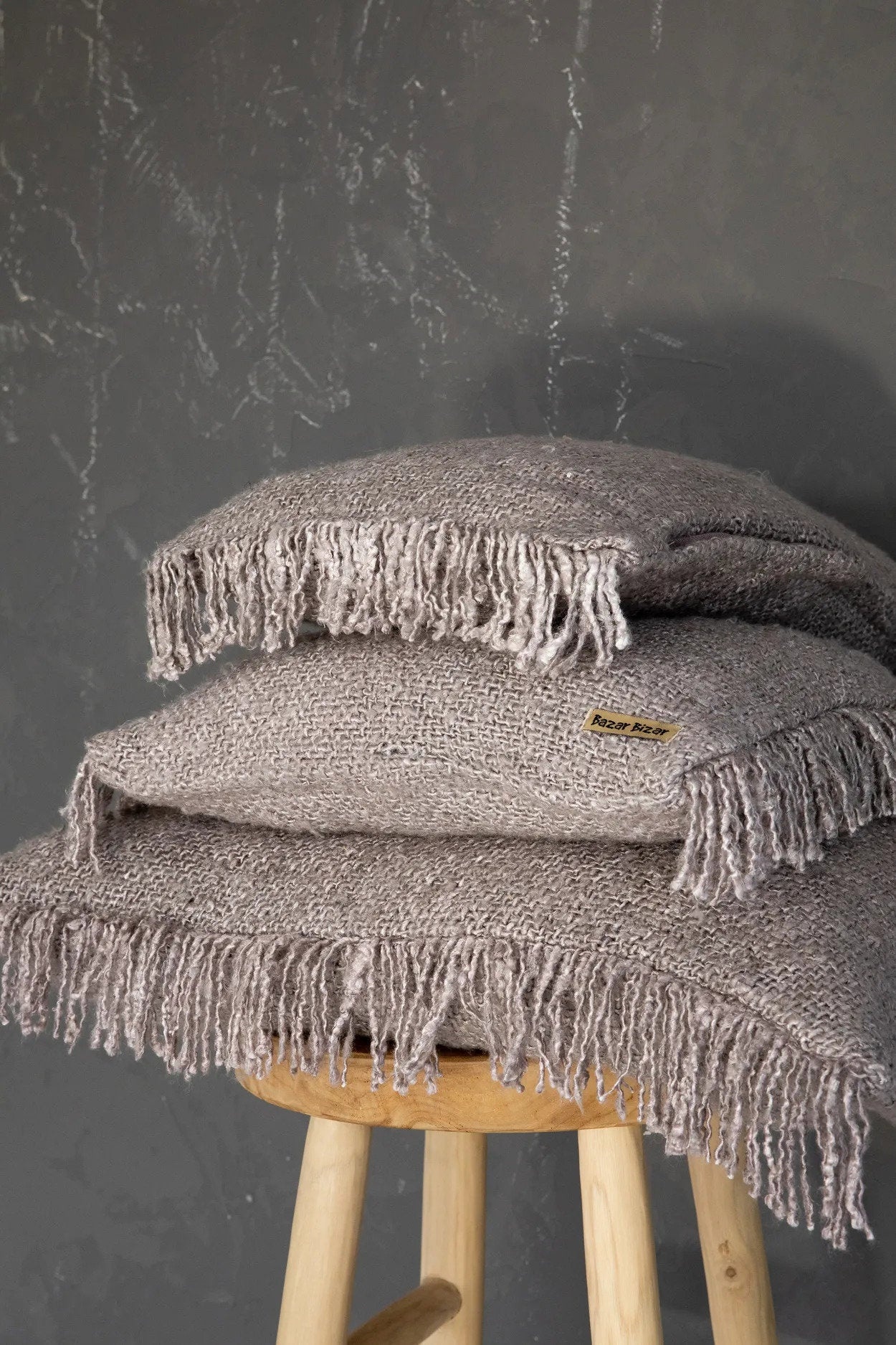 BAZAR BIZAR OH MY GEE KUSSENHOES – PARELGRIJS 60×60