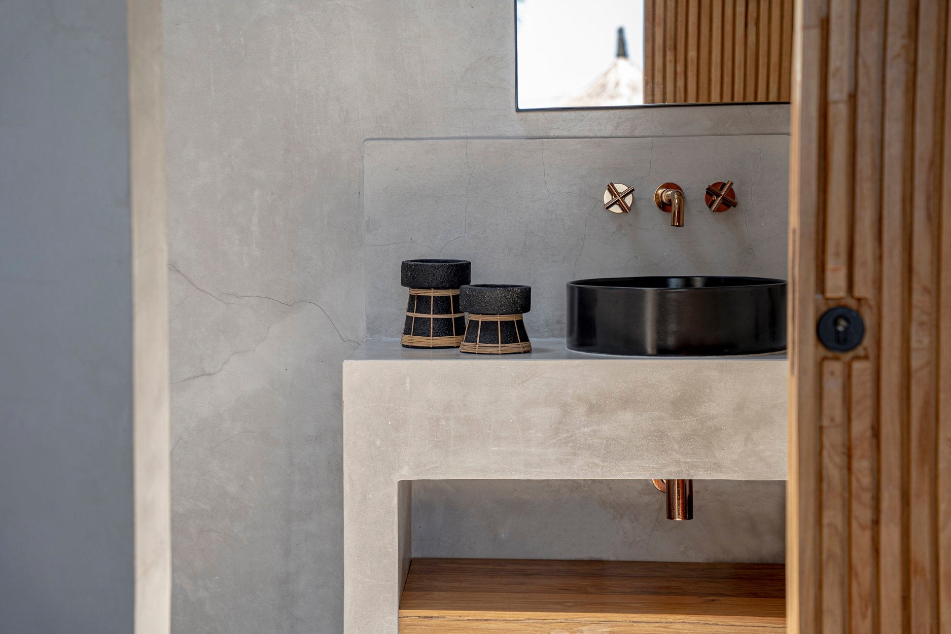 BAZAR BIZAR THE SERENE CANDLE HOLDER – TERRACOTTA/ROTAN ZWART/NATUREL S (12 CM)