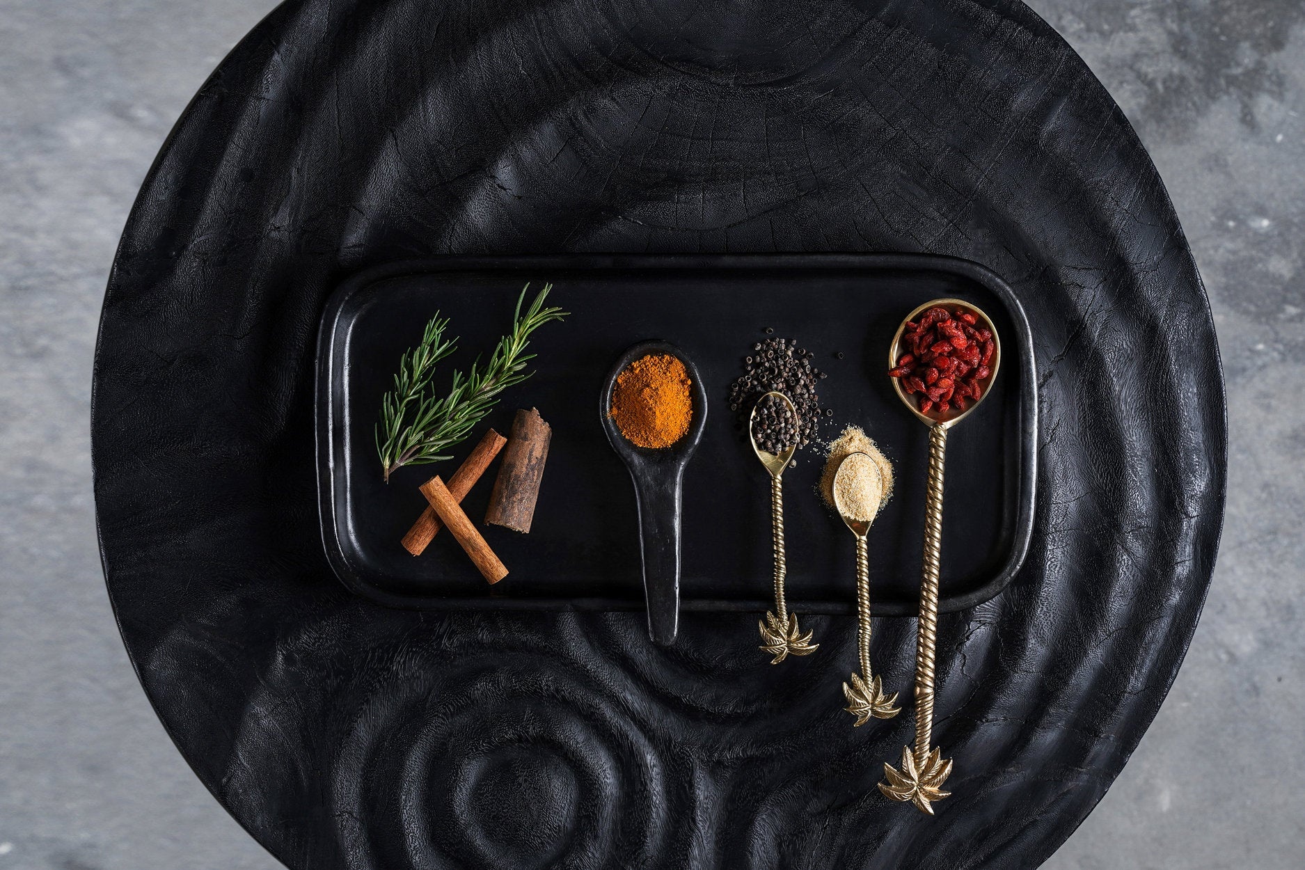 BAZAR BIZAR THE BURNED TAPAS PLATE – ZWART TERRACOTTA