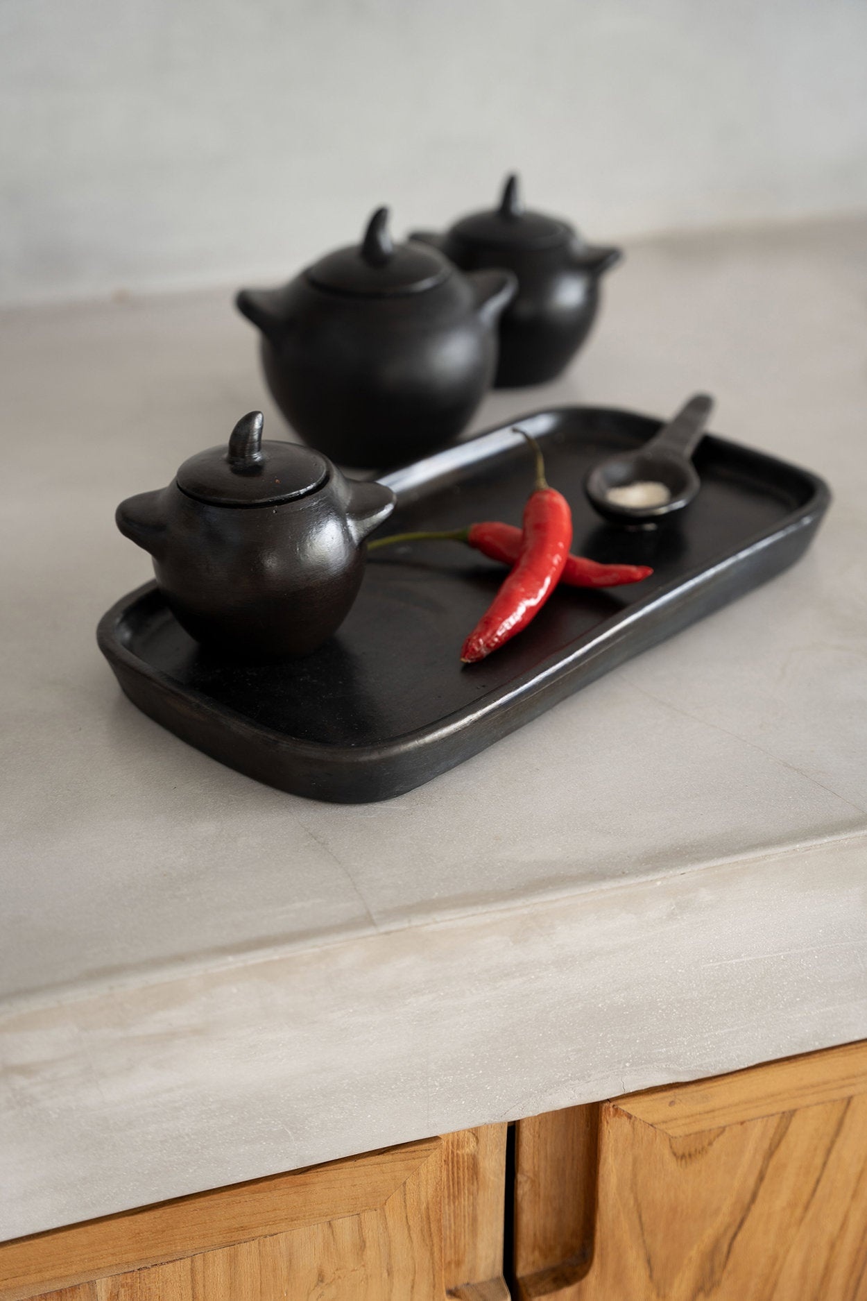 BAZAR BIZAR THE BURNED TAPAS PLATE – ZWART TERRACOTTA