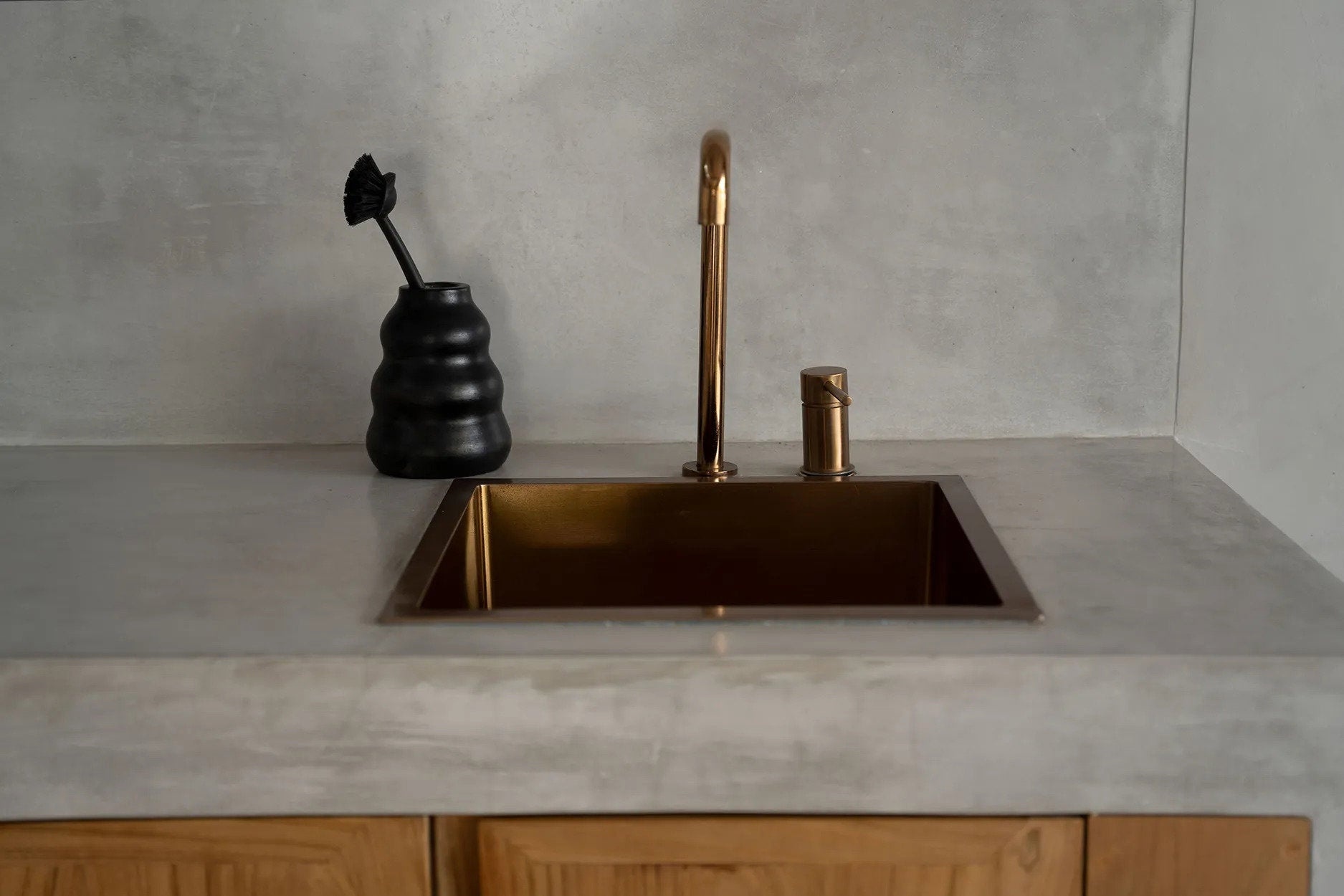 BAZAR BIZAR THE BURNED VASE – TERRA COTTA ZWART 13 CM