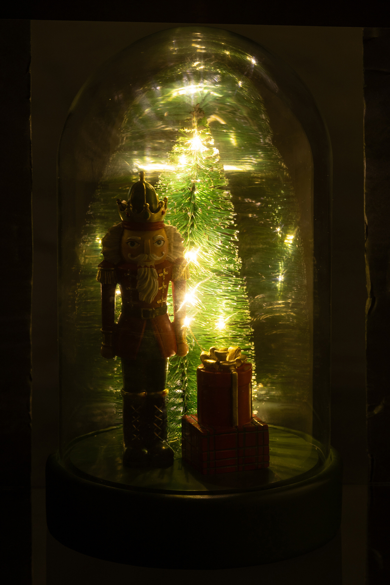 J-LINE DECORATIEVE STOLP MET LED-NOTENKRAKER + BOOM + CADEAUS LIMOENGROEN KERST ROOD/DONKERGROEN