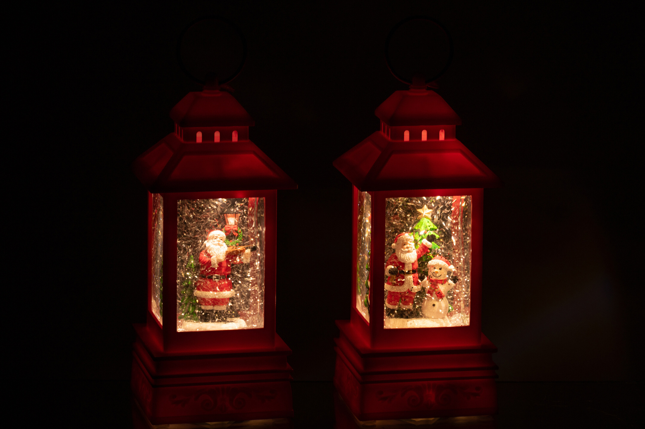 J-LINE WATER GLOBE LANTAARN KERSTMAN PLASTIC KERST ROOD – ASSORTIMENT VAN 2