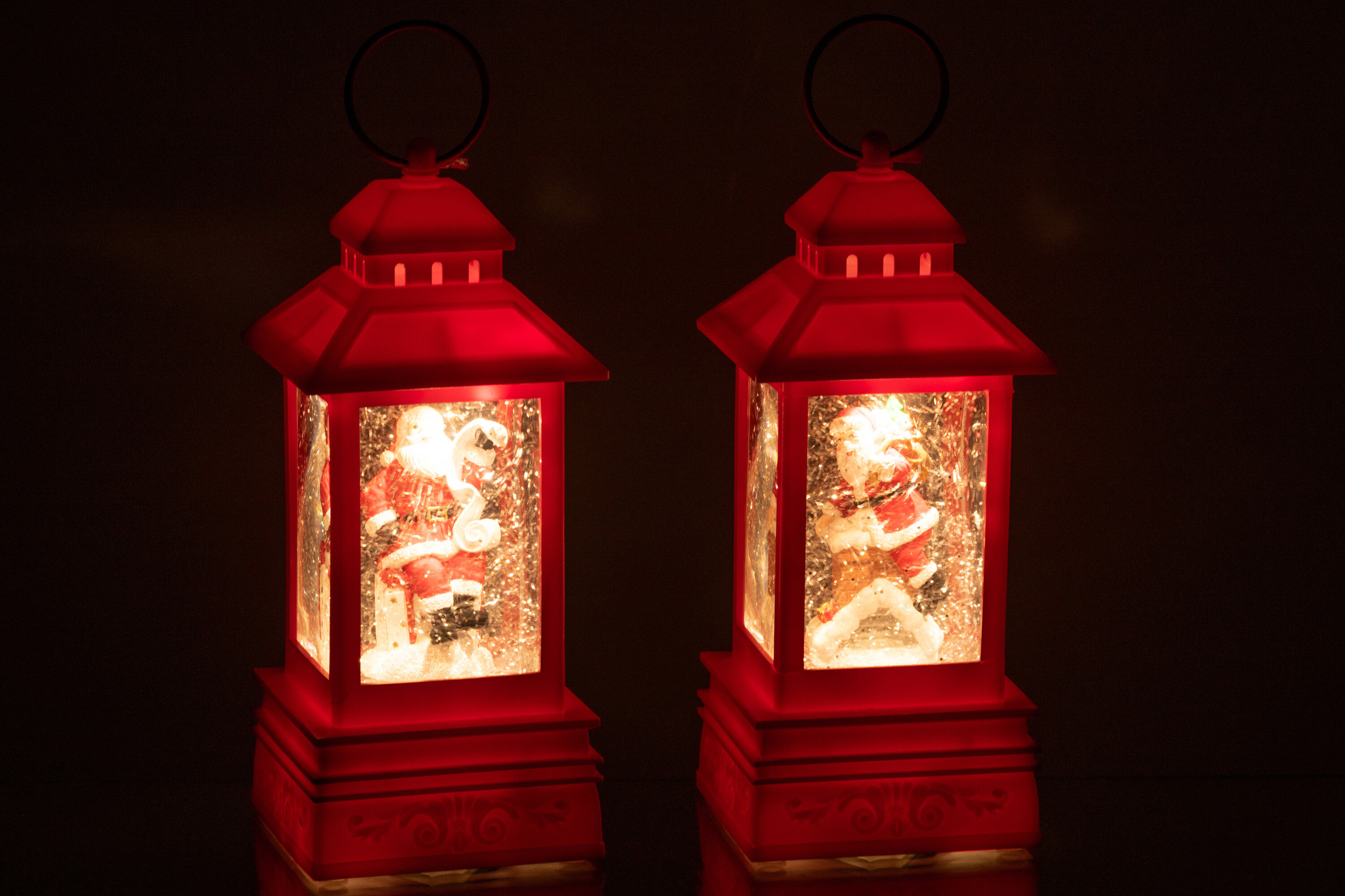 J-LINE WATER GLOBE LANTAARN KERSTMAN PLASTIC KERST ROOD ASSORTIMENT VAN 2