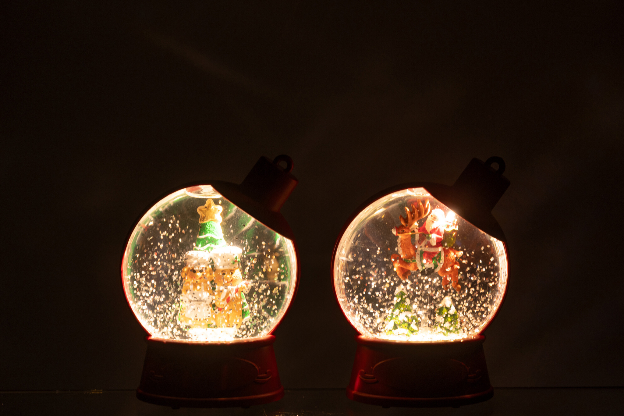 J-LINE HANGER WATER GLOBE GINGERMAN + SANTA CLAUS PLASTIC KERST ROOD (ASSORTIMENT VAN 2)