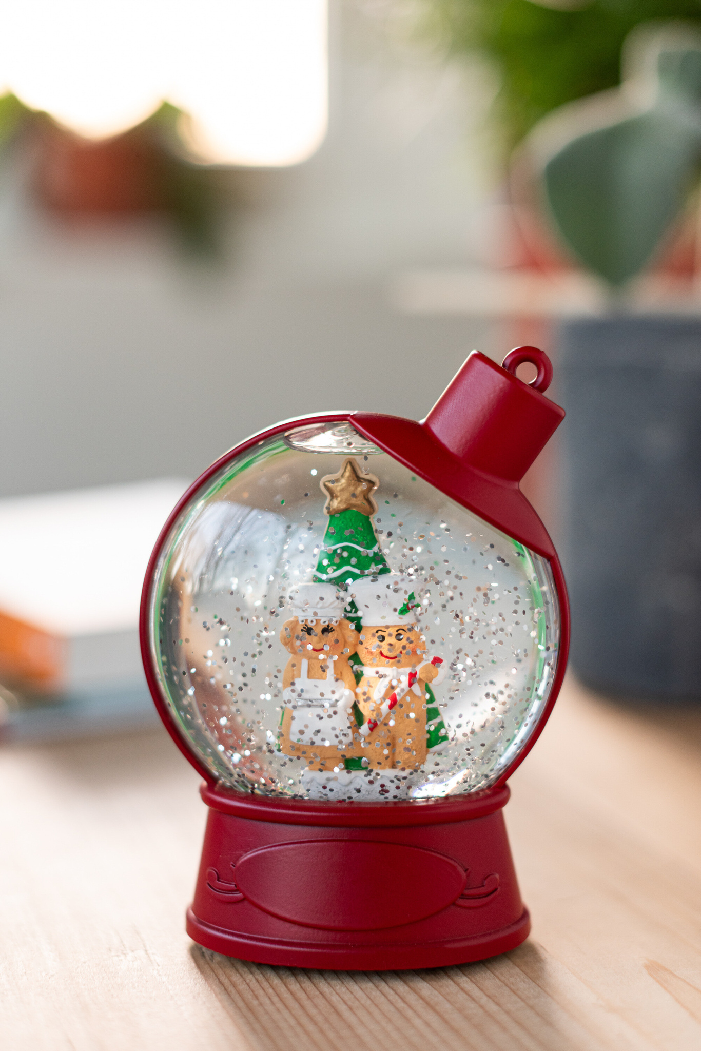 J-LINE HANGER WATER GLOBE GINGERMAN + SANTA CLAUS PLASTIC KERST ROOD (ASSORTIMENT VAN 2)