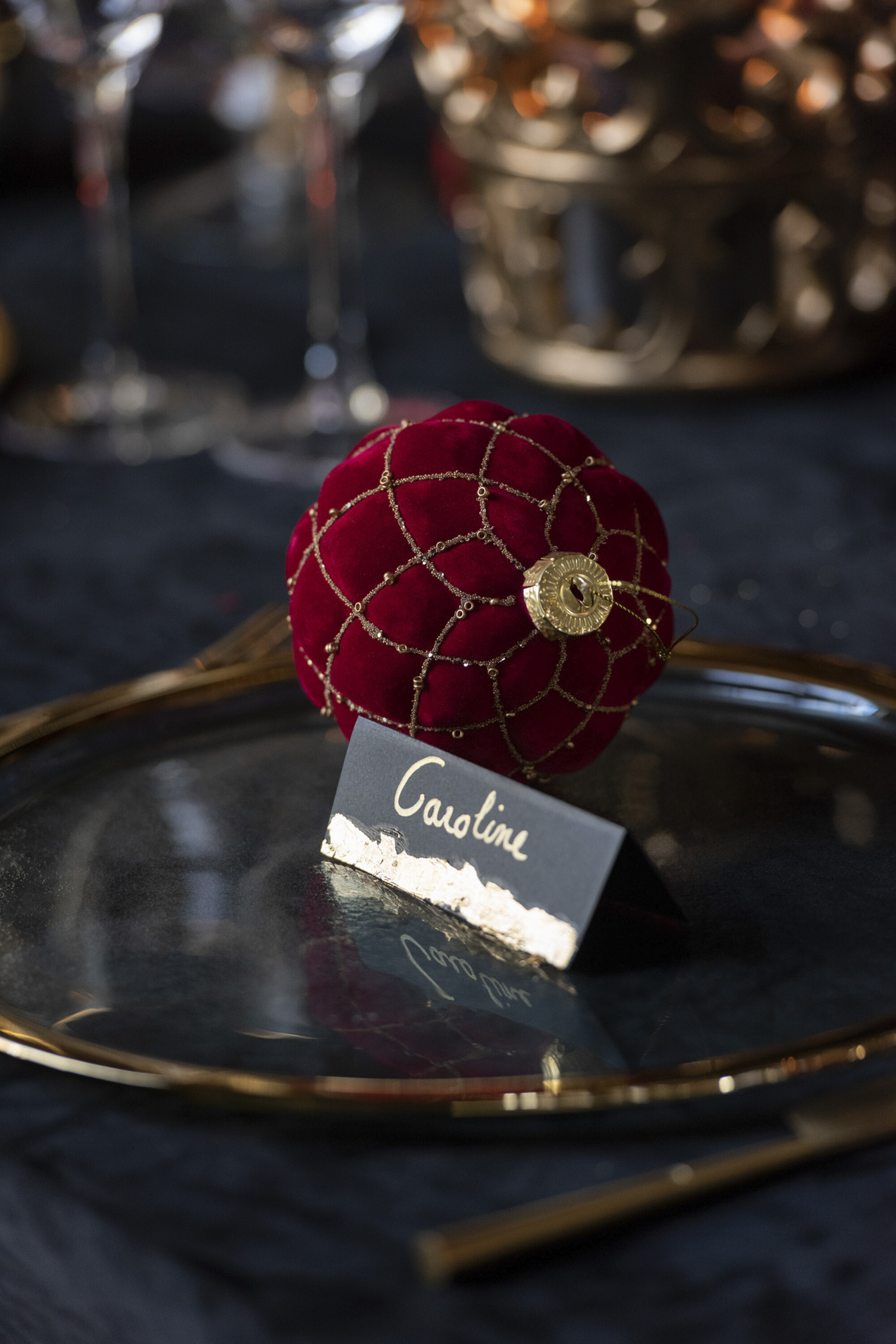 J-LINE DOOS VAN 4 KERSTBALLEN 2+2 LIJNEN/GERUIT FLUWEEL ROOD/GOUD