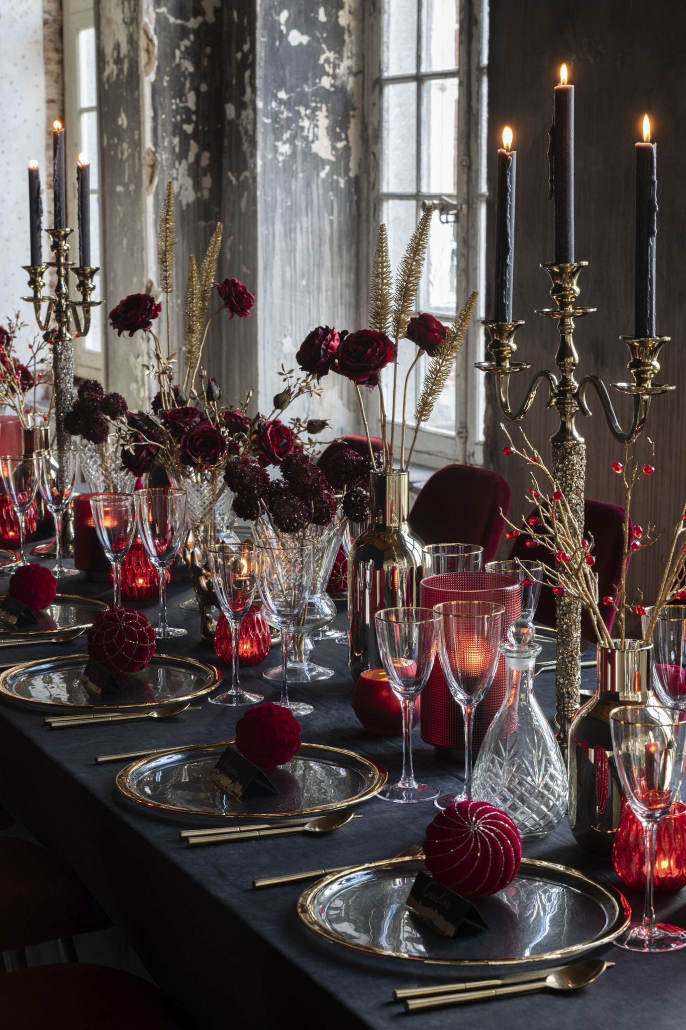 J-LINE DOOS VAN 4 KERSTBALLEN 2+2 LIJNEN/GERUIT FLUWEEL ROOD/GOUD