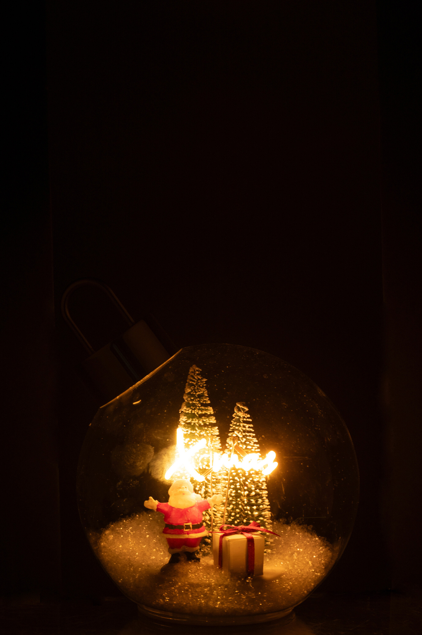 J-LINE KERSTBAL MET LED-VERLICHTING KERSTMAN GLAS WIT/ROOD GROOT