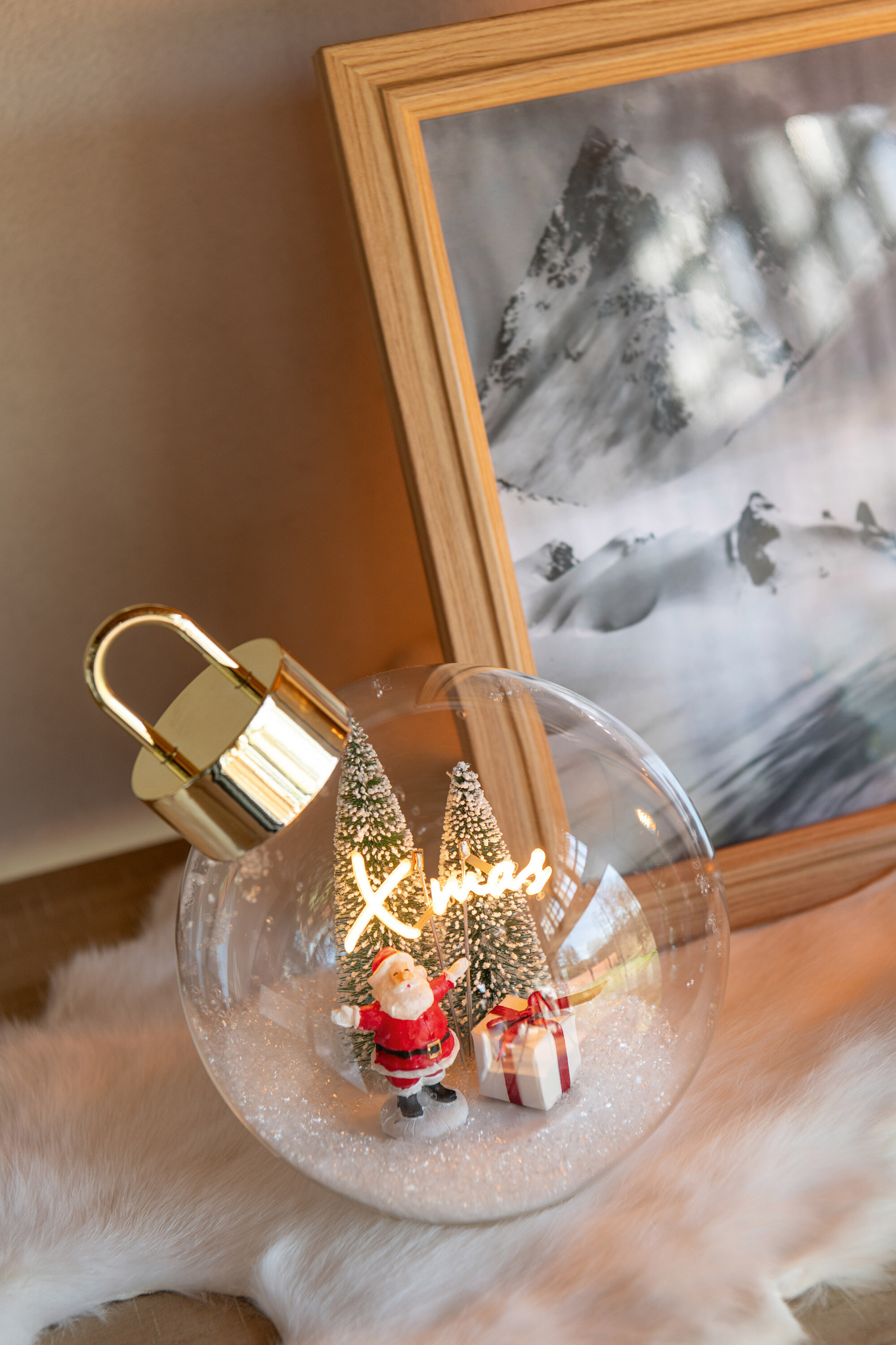 J-LINE KERSTBAL MET LED-VERLICHTING KERSTMAN GLAS WIT/ROOD GROOT