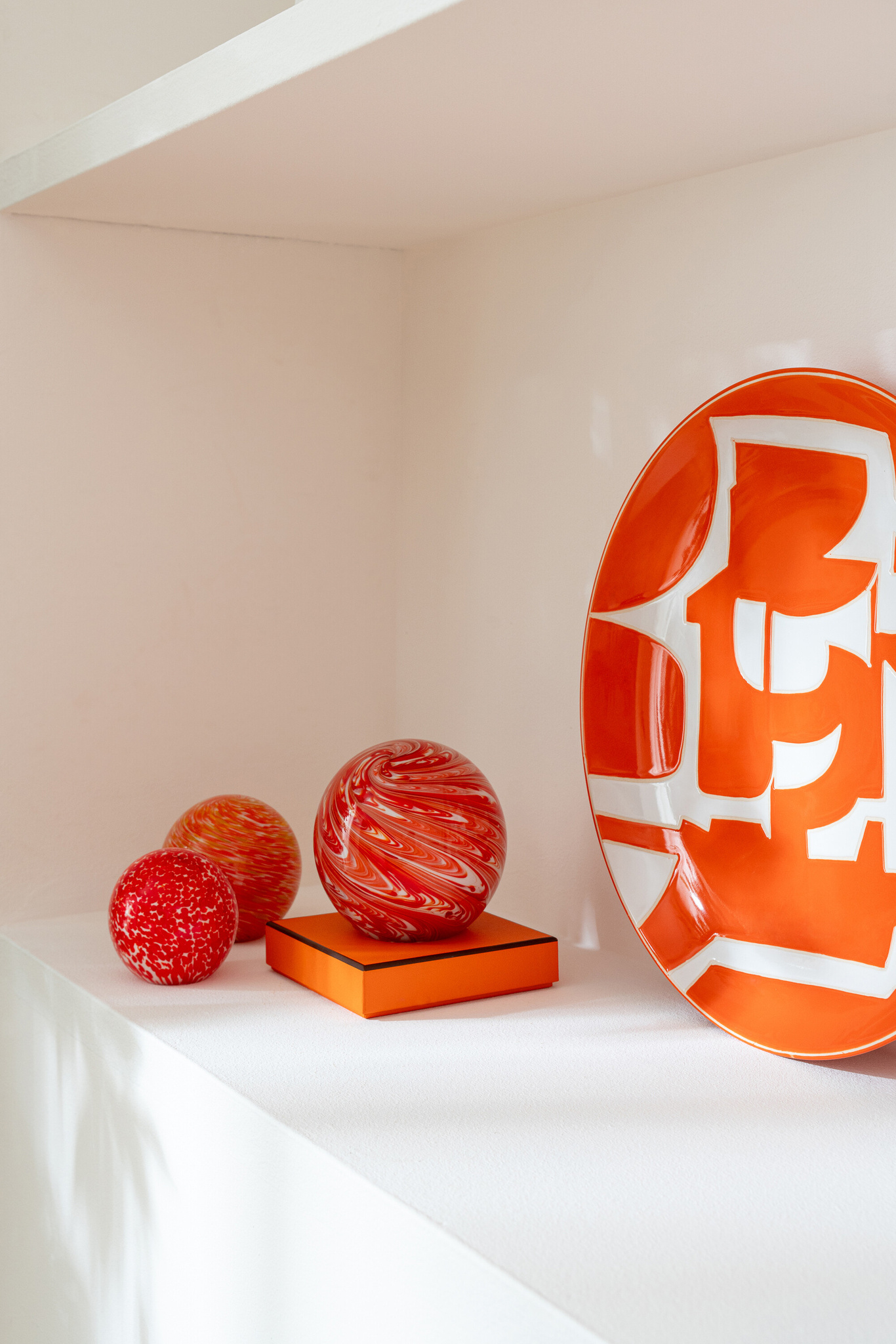 J-LINE DECORATIEF DIENBLAD GEOMETRISCH PORSELEIN WIT/ORANJE