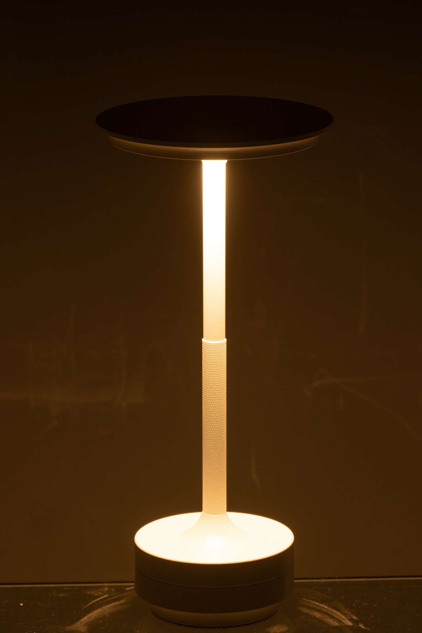 J-LINE WITTE LED-TAFELLAMP MET AANRAAKBEDIENING KUNSTSTOF