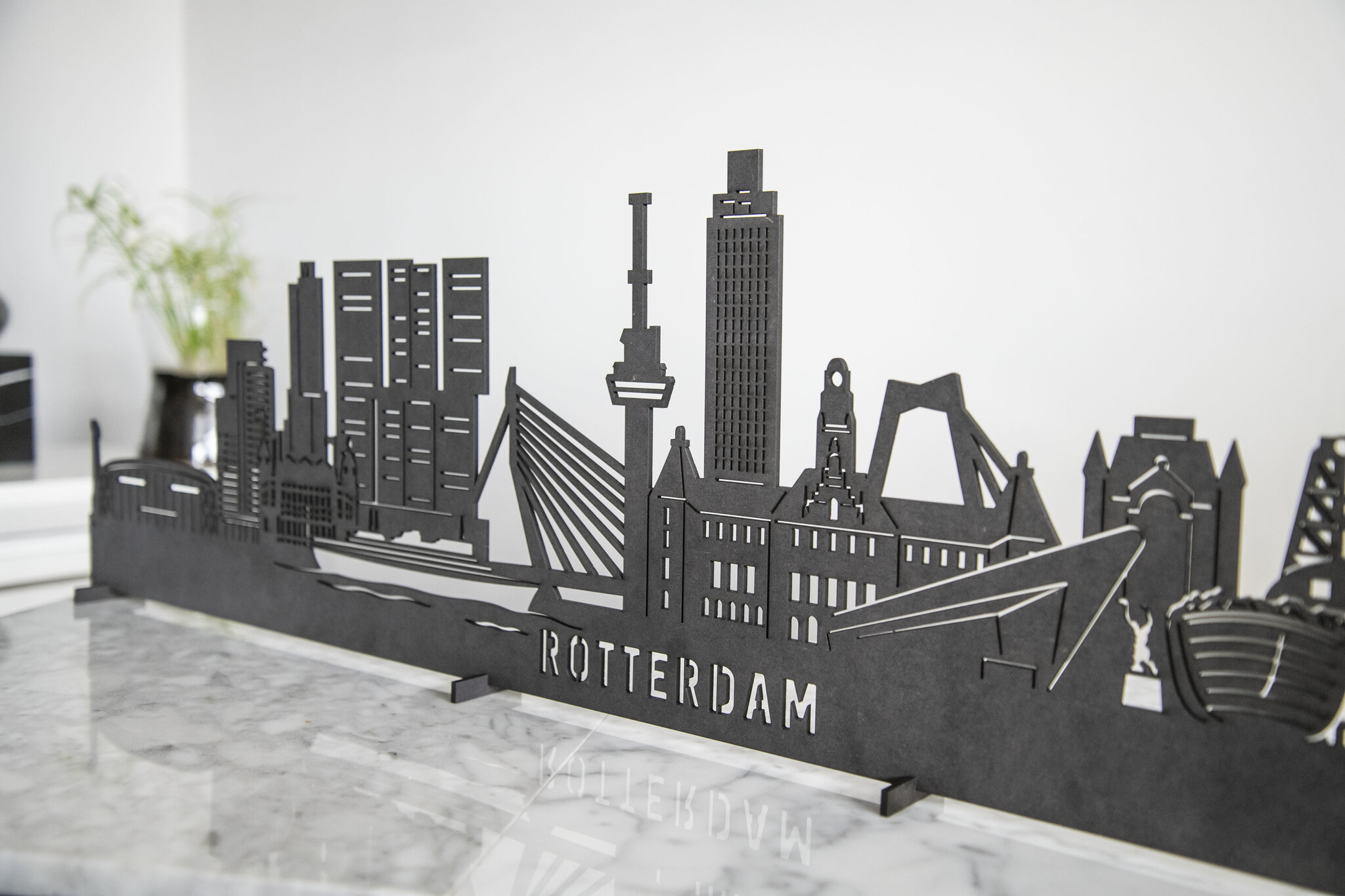 Uitgesneden skylines (hout-rvs)