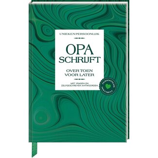 Opa schrijft invulboek