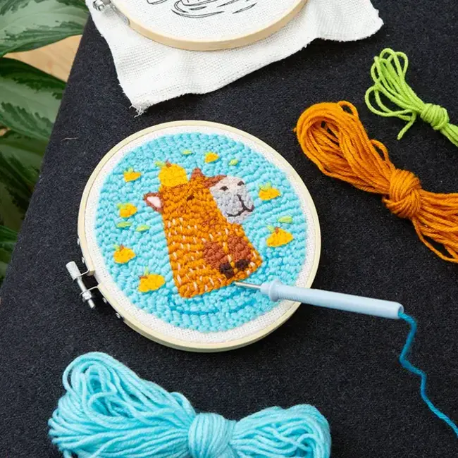 Kikkerland Punch needle kit Capybara | Borduurwerkje | Embroidery