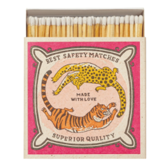 Lucifers in doosje Chasing big cats