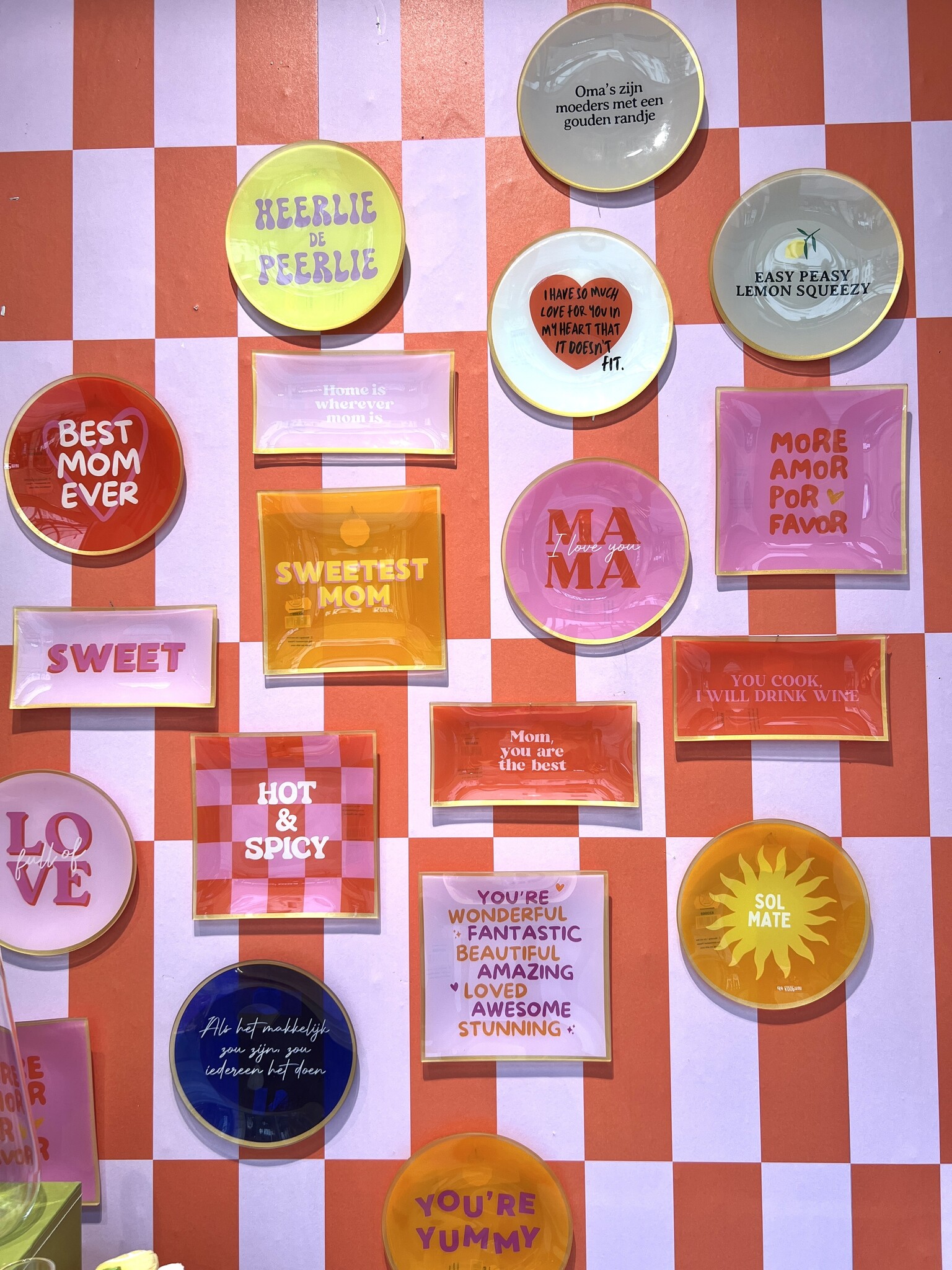 Gekleurde bordjes met tekst