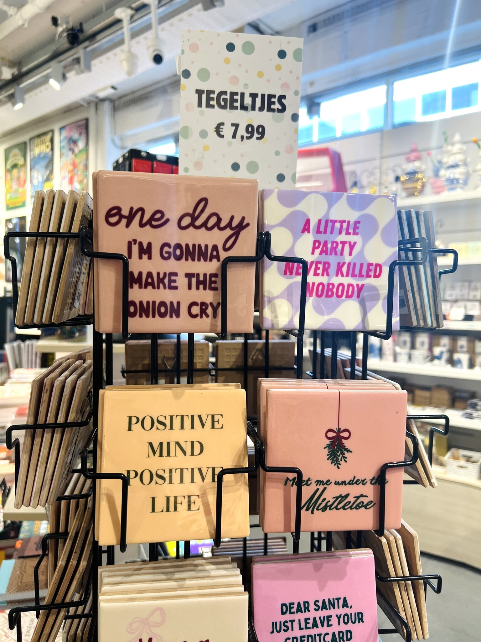 Tekst voor op een tegeltje: 15 grappige spreuken voor aan de muur