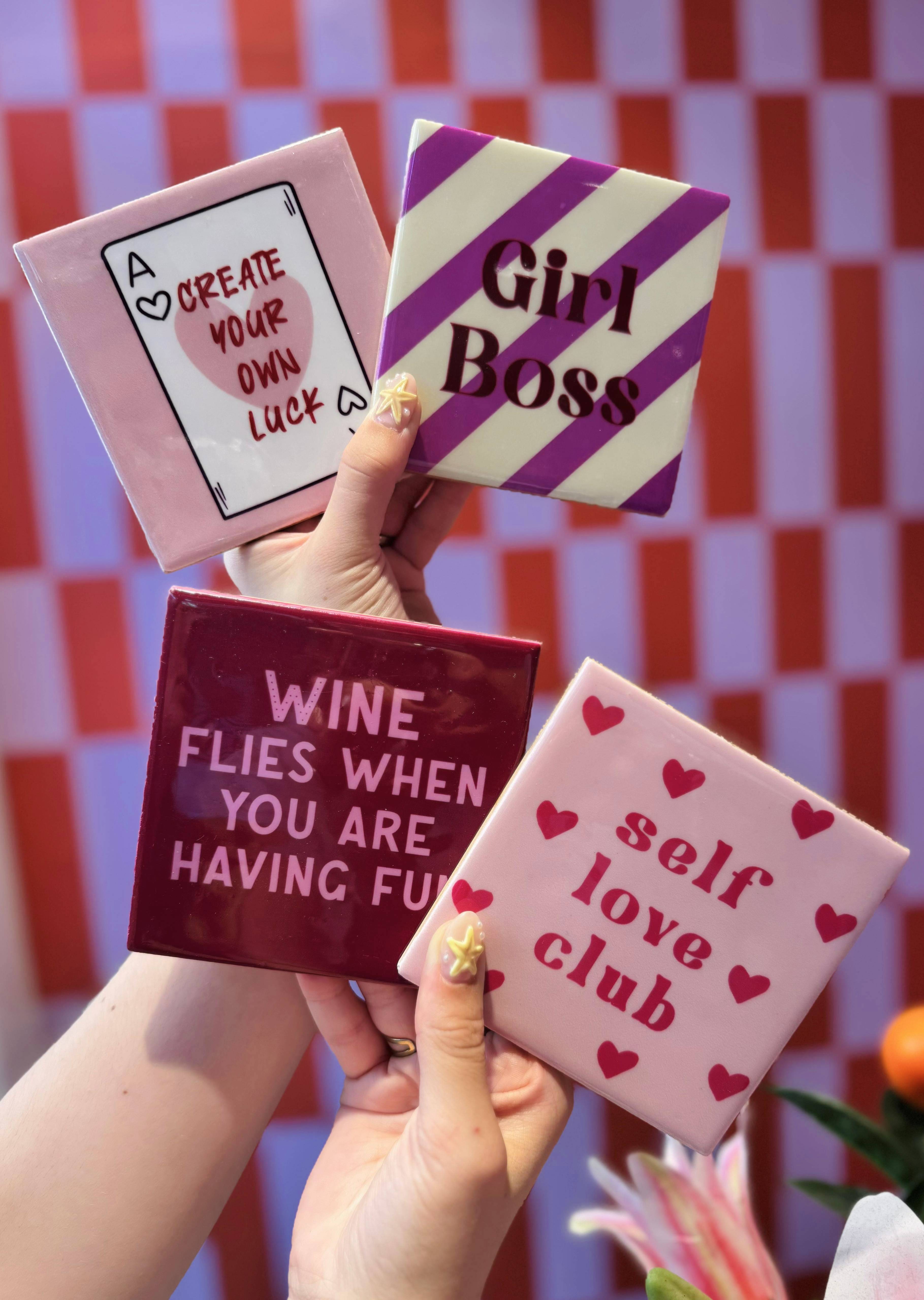 Gekleurde tegeltjes met tekst