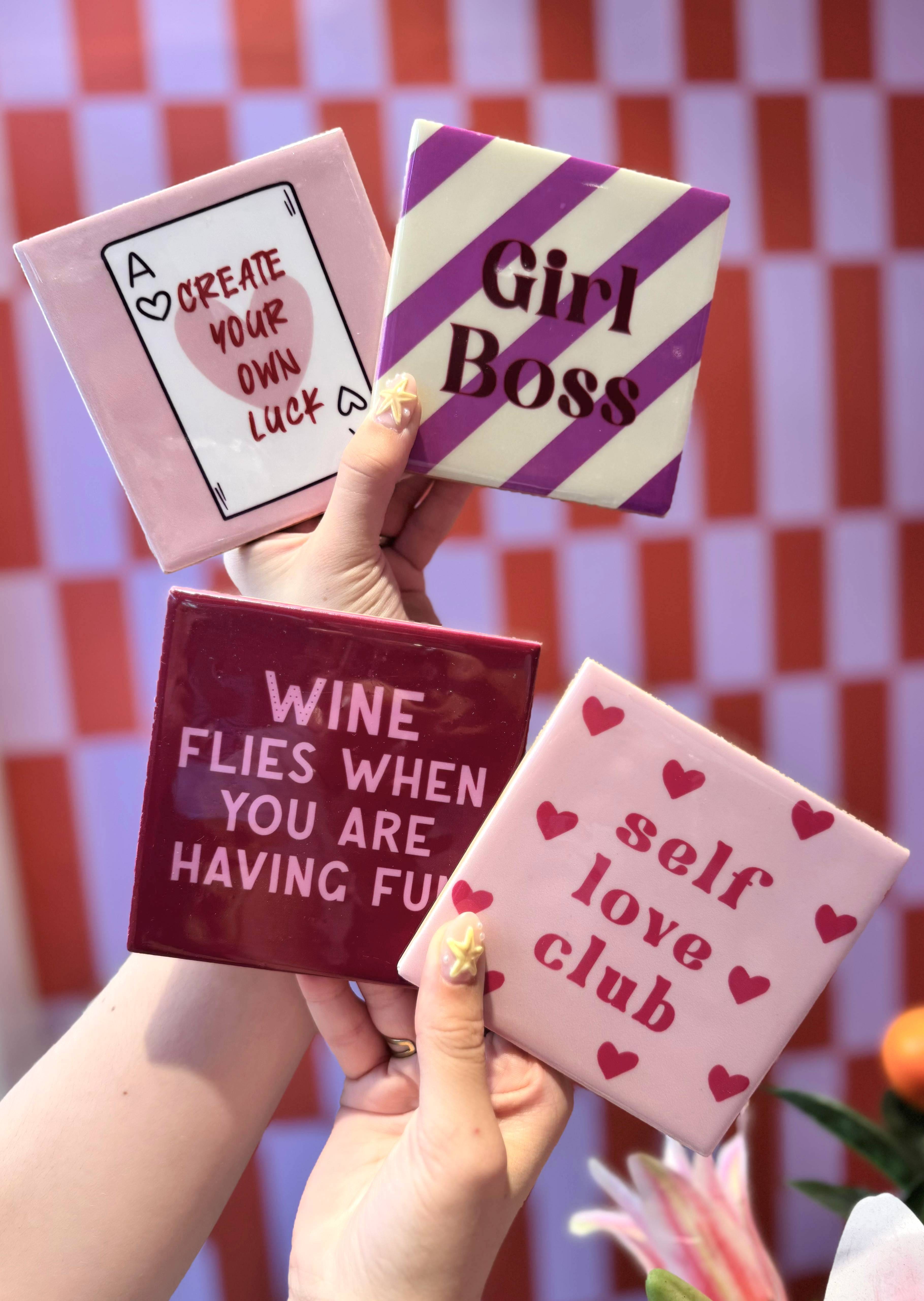 Gekleurde tegeltjes met tekst