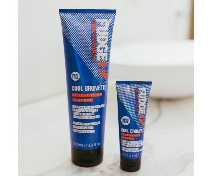 Koele donkerbruine blauwe verstevigende shampoo