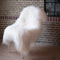 Silla Acapulco Piel de oveja islandesa natural blanca