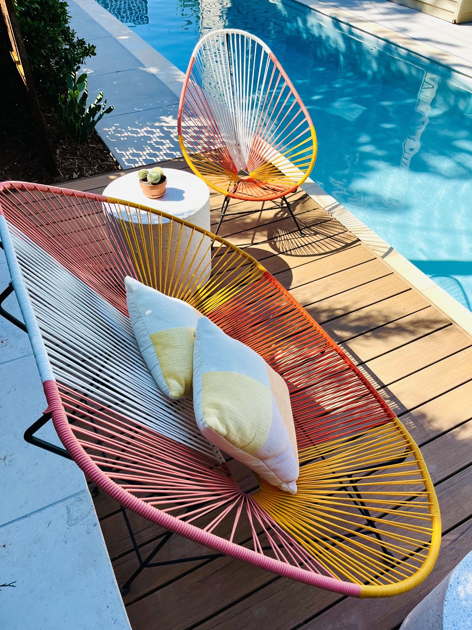 Chaise en fil Acapulco à la piscine