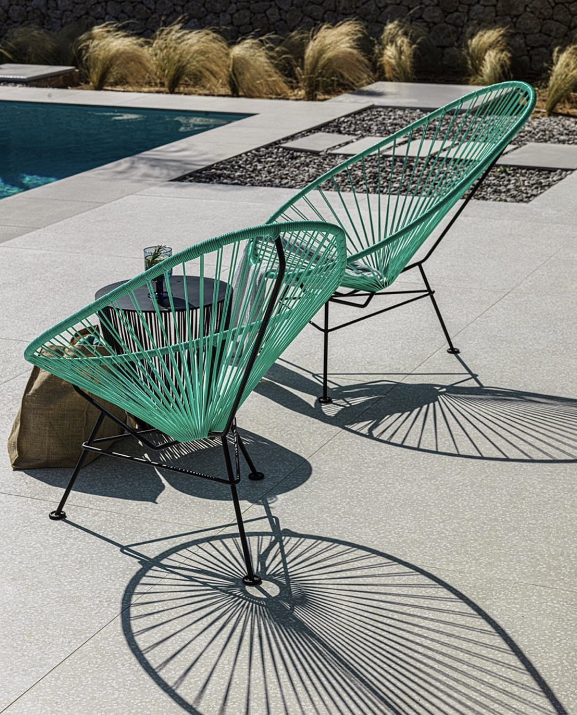 El encanto de las sillas Acapulco: comodidad, durabilidad y estilo!