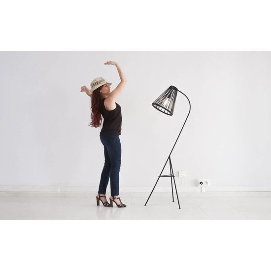 Silla Acapulco Lámpara de pie Kahlo en negro