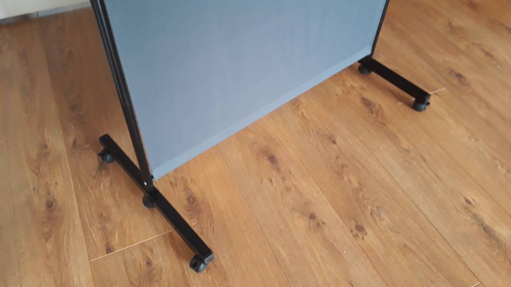 Metalen voet met wielen voor scheidingswand